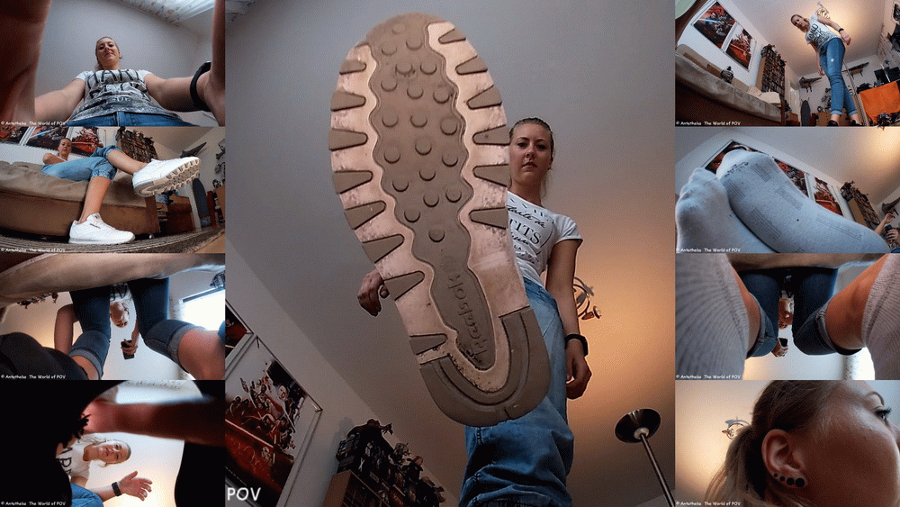 Mehr als 10 schöne Clips, in denen unsere riesige Lola kleine Bugmen in ihrer Wohnung findet.
Und einer nach dem anderen wird unter ihren Sneakers, unter ihren Socken und sogar in ihren Schuhen zerquetscht. 

More than 10 beautiful clips in which our huge Lola finds little bugmen in her apartment.
And one by one they get squashed under her sneakers, under her socks and even in her shoes.