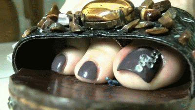 A classic clip, where a tiny man finds his way into nikol's GIGANTIC toes. he is getting tossed and played around, totally helpless beneath and between the goddess's toes. she barely notice him. extreme-close ups through-out this clip. tiny-doll classic(no sfx), background music. nikol got a sexy, amazing polish on her long toenails!

